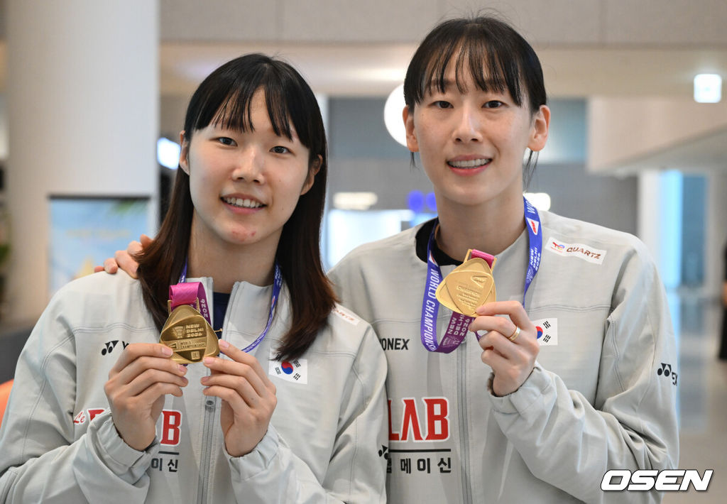 2026 세계배드민턴연맹(BWF) 세계선수권대회를 마친 대한민국 배드민턴 대표팀이 25일 인천국제공항을 통해 귀국했다.대표팀은 세계선수권대회에서 금메달 2개와 동메달 1개를 수확하며 종합 1위에 올랐다. 여자 복식에서 금메달을 따낸 이소희(오른쪽)와 백하나가 금메달을 들고 포즈를 취하고 있다. 2026.08.25 /cej@osen.co.kr