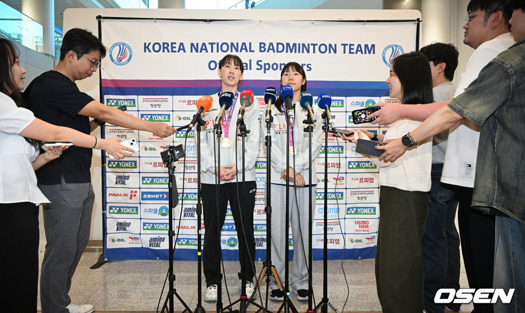 2026 세계배드민턴연맹(BWF) 세계선수권대회를 마친 대한민국 배드민턴 대표팀이 25일 인천국제공항을 통해 귀국했다.대표팀은 세계선수권대회에서 금메달 2개와 동메달 1개를 수확하며 종합 1위에 올랐다.여자 복식에서 금메달을 따낸 백하나(왼쪽), 이소희가 취재진과 인터뷰를 하고 있다. 2026.08.25 /cej@osen.co.kr