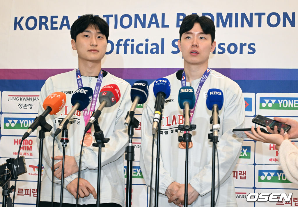 2026 세계배드민턴연맹(BWF) 세계선수권대회를 마친 대한민국 배드민턴 대표팀이 25일 인천국제공항을 통해 귀국했다.대표팀은 세계선수권대회에서 금메달 2개와 동메달 1개를 수확하며 종합 1위에 올랐다.남자 복식에서 동메달을 따낸 김원호(왼쪽)와 서승재가 취재진과 인터뷰를 하고 있다. 2026.08.25 /cej@osen.co.kr
