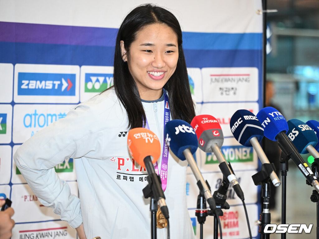 2026 세계배드민턴연맹(BWF) 세계선수권대회를 마친 대한민국 배드민턴 대표팀이 25일 인천국제공항을 통해 귀국했다.대표팀은 세계선수권대회에서 금메달 2개와 동메달 1개를 수확하며 종합 1위에 올랐다.여자 단식에서 금메달을 딴 안세영이 인터뷰를 하고 있다. 2026.08.25 /cej@osen.co.kr