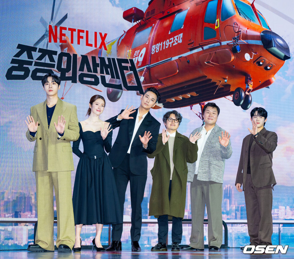 21일 오전 넷플릭스 시리즈 '중증외상센터' 제작발표회가 서울 강남구 삼성동 그랜드 인터컨티넨탈 서울 파르나스 그랜드볼룸에서 진행됐다. '중증외상센터'는 전장을 누비던 천재 외과 전문의 백강혁(주지훈 분)이 유명무실한 중증외상팀을 심폐 소생하기 위해 부임하면서 벌어지는 통쾌한 이야기다. 24일 넷플릭스를 통해 전 세계에 공개된다.배우 주지훈, 추영우, 하영, 윤경호, 정재광과 이도윤 감독이 포토타임을 갖고 있다. 2025.01.21 / rumi@osen.co.kr