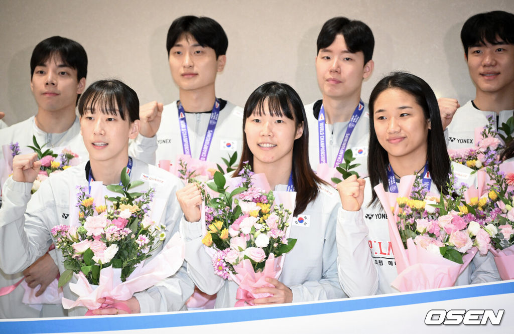 2026 세계배드민턴연맹(BWF) 세계선수권대회를 마친 대한민국 배드민턴 대표팀이 25일 인천국제공항을 통해 귀국했다.대표팀은 세계선수권대회에서 금메달 2개와 동메달 1개를 수확하며 종합 1위에 올랐다.여자 단식 금메달 안세영(오른쪽)과 이소희(왼쪽), 백하나가 포즈를 취하고 있다.. 2026.08.25 /cej@osen.co.kr