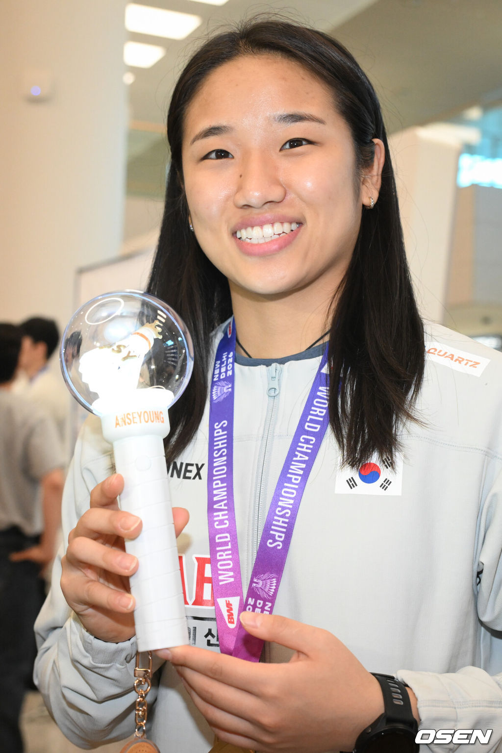 2026 세계배드민턴연맹(BWF) 세계선수권대회를 마친 대한민국 배드민턴 대표팀이 25일 인천국제공항을 통해 귀국했다.대표팀은 세계선수권대회에서 금메달 2개와 동메달 1개를 수확하며 종합 1위에 올랐다.여자 단식에서 금메달을 딴 안세영이 팬이 직접 만든 응원봉을 들고 취재진을 향해 포즈를 취하고 있다. 2026.08.25 /cej@osen.co.kr