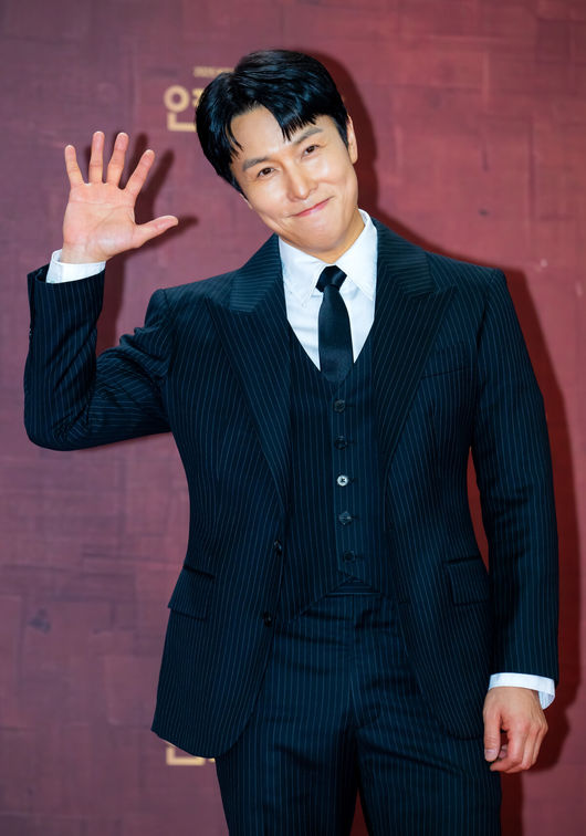 31일 오후 서울 영등포구 여의도 KBS 신관 웨딩홀에서 2025 KBS 연기대상 레드카펫 포토월 행사가 열렸다.이날 오후 7시 10분 생방송으로 진행되는 ‘2025 KBS 연기대상’에서는 미니시리즈, 장편 드라마, 일일드라마 부문별 우수상과 최우수상을 비롯해 베스트 커플상, 인기상, 조연상, 신인상 등 시상이 진행된다.배우 김동완이 무대 위에서 포즈를 취하고 있다. 2025.12.31 /rumi@osen.co.kr