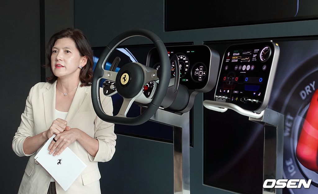 삼성디스플레이 임지수 그룹장이 루체에 공급된 OLED 디스플레이 계기판을 소개하고 있다.