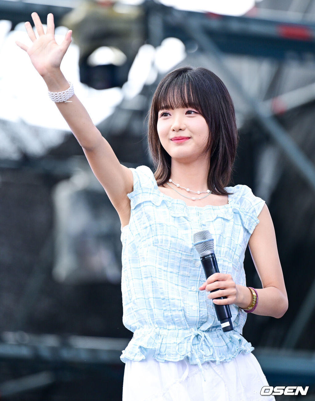 15일 서울 방이동 올림픽공원에서 음악 페스티벌 ‘뷰티풀 민트 라이프 2025(Beautiful Mint Life 2025, 뷰민라)’ 셋째날 공연이 펼쳐졌다.셋째날인 이날은 우석, 구원찬, 한로로, 로이킴, 김성규, 적재, 이석훈, 10CM, 윤하, 다비치 등이 무대에 오른다.가수 한로로가 무대를 펼치고 있다. 2025.06.15 / dreamer@osen.co.kr