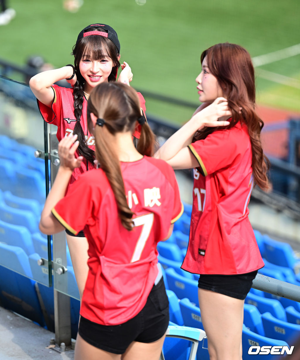잠실야구장에서 흘러나오는 케이팝에 리듬을 타는 웨이취안 드래곤스 치어리더들.