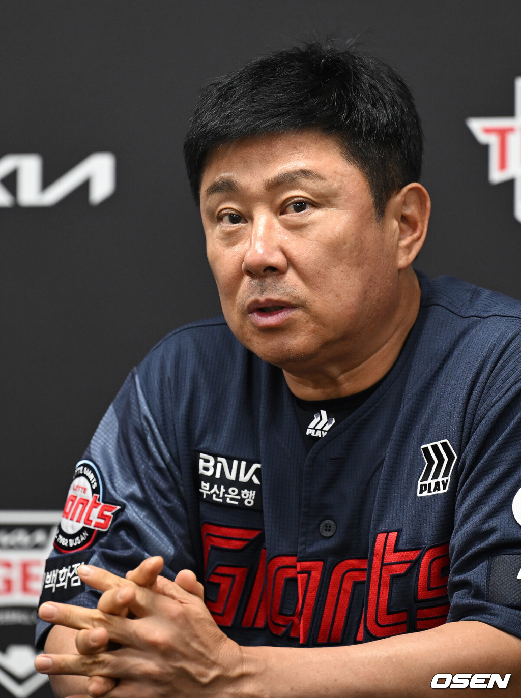 25일 광주-기아 챔피언스필드에서 2026 신한 SOL KBO리그 KIA 타이거즈와 롯데 자이언츠의 경기가 열렸다.이날 KIA는 시라카와, 롯데는 비슬리를 선발로 내세웠다.경기에 앞서 롯데 김태형 감독이 취재진과 인터뷰를 하고 있다. 2026.08.25 /sunday@osen.co.kr