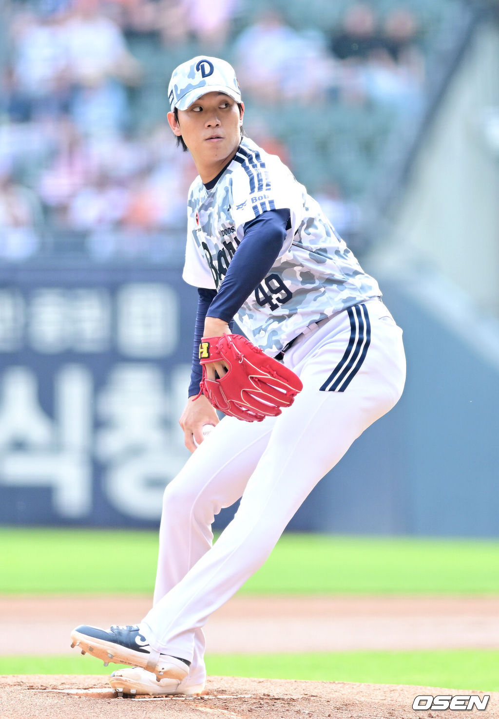 3일 서울 잠실야구장에서 ‘2026 신한 SOL Bank KBO리그’ 두산 베어스와 한화 이글스의 경기가 열렸다.홈팀 두산은 박신지, 방문팀 한화는 왕옌청을 선발로 내세웠다.1회초 두산 선발 박신지가 힘차게 공을 뿌리고 있다. 2026.06.03 / dreamer@osen.co.kr