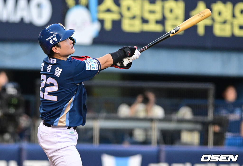 25일 서울 잠실야구장에서 ‘2026 신한 SOL Bank KBO리그’ LG 트윈스와 NC 다이노스의 경기가 열렸다.홈팀 LG는 앤더스 톨허스트, 방문팀 NC는 커티스 테일러를 선발로 내세웠다.2회초 1사 1, 3루 상황 NC 안중열이 선제 1타점 희생플라이를 날리고 있다. 2026.08.25 / dreamer@osen.co.kr