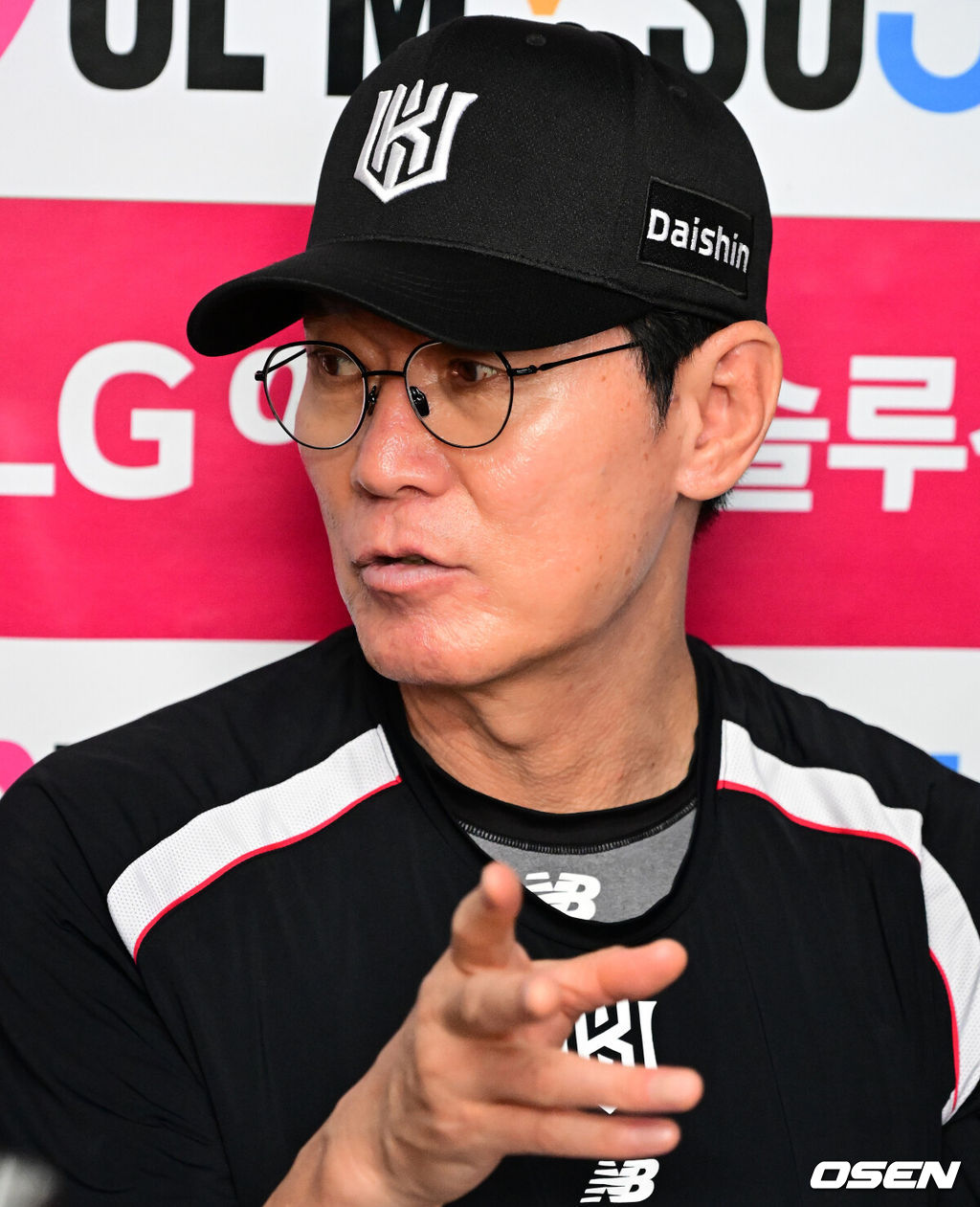 19일 서울 잠실야구장에서 2026 신한 SOL KBO리그 LG 트윈스와 KT 위즈의 경기가 열렸다.LG는 앤더스 톨허스트, KT는 데이비스 대니엘이 선발로 나섰다.KT 이강철 감독이 취재진과 이야기를 나누고 있다. 2026.08.19 / jpnews@osen.co.kr