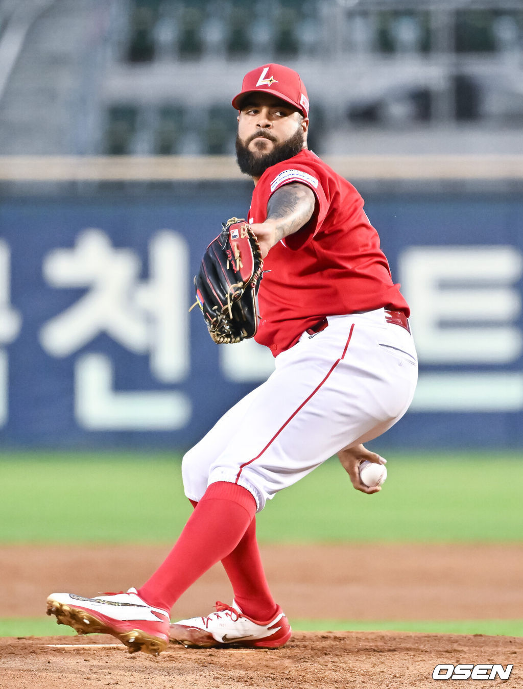16일 서울 잠실야구장에서 2026 신한 SOL KBO리그 LG 트윈스와 SSG 랜더스의 경기가 열렸다.이날 LG는 카라스코를, SSG는 아빌라를 선발로 내세웠다.3회말 SSG 선발투수 아빌라가 역투하고 있다.    2026.08.16 / soul1014@osen.co.kr