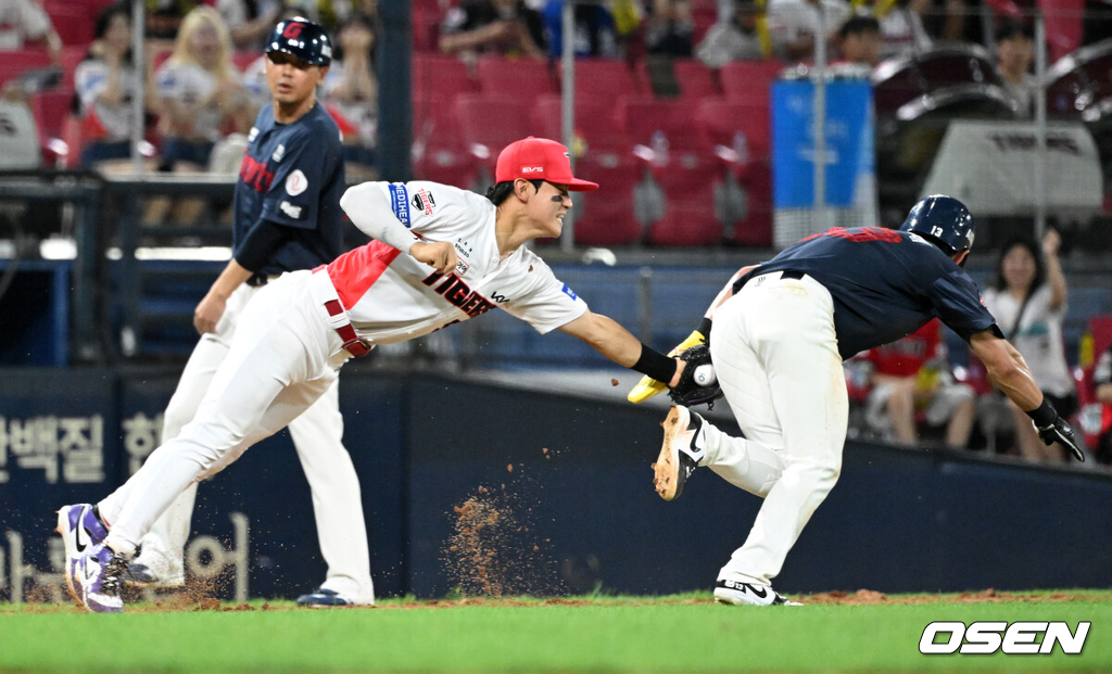 25일 광주-기아 챔피언스필드에서 2026 신한 SOL KBO리그 KIA 타이거즈와 롯데 자이언츠의 경기가 열렸다.이날 KIA는 시라카와, 롯데는 비슬리를 선발로 내세웠다.9회초 2사 2루에서 롯데 황성빈의 안타 때 3루 멈춤 사인에 급히 귀루하던 2루주자 전민재가 KIA 김도영에게 태그아웃되고 있다. 2026.08.25 /sunday@osen.co.kr