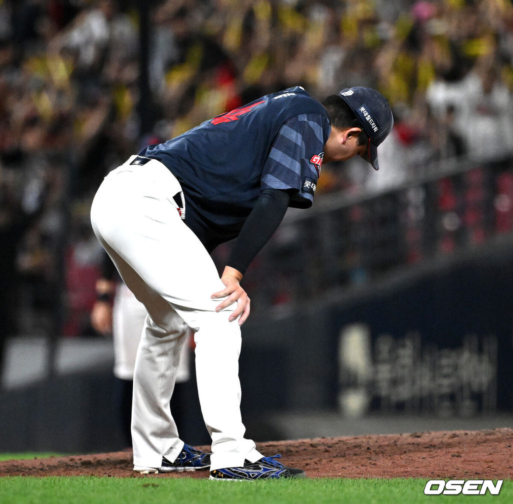 25일 광주-기아 챔피언스필드에서 2026 신한 SOL KBO리그 KIA 타이거즈와 롯데 자이언츠의 경기가 열렸다.이날 KIA는 시라카와, 롯데는 비슬리를 선발로 내세웠다.9회말 2사 만루에서 KIA 이호연에게 끝내기 만루 홈런을 허용한 롯데 김원중이 아쉬워하고 있다. 2026.08.25 /sunday@osen.co.kr