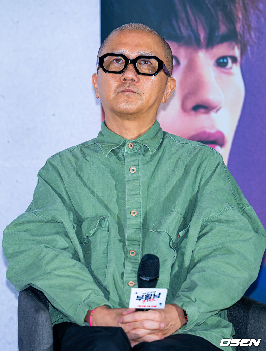 영화 ‘부활남: 더 레드’ 제작보고회가 26일 서울 롯데시네마 건대입구에서 열렸다.영화 ‘부활남: 더 레드’(백종열 감독)는 근거 없는 자신감이 유일한 스펙인 취준생 석환(구교환)이 죽은 뒤 72시간이면 부활하는 능력을 갖고 있다는 걸 알게 된 후 의문의 추격을 당하며 펼쳐지는 이야기를 그린다. 백종열 감독이 기자간담회에서 생각에 잠겨있다. 2026.08.26 /rumi@osen.co.kr