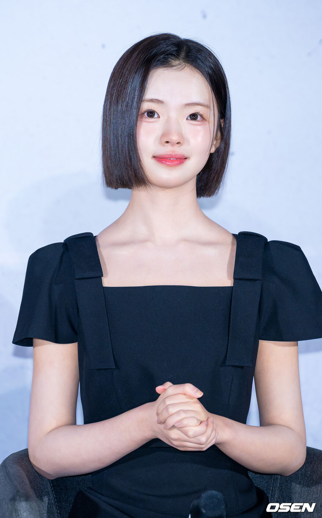 영화 ‘부활남: 더 레드’ 제작보고회가 26일 서울 롯데시네마 건대입구에서 열렸다.영화 ‘부활남: 더 레드’(백종열 감독)는 근거 없는 자신감이 유일한 스펙인 취준생 석환(구교환)이 죽은 뒤 72시간이면 부활하는 능력을 갖고 있다는 걸 알게 된 후 의문의 추격을 당하며 펼쳐지는 이야기를 그린다. 배우 김시아가 기자간담회에서 미소 짓고 있다. 2026.08.26 /rumi@osen.co.kr