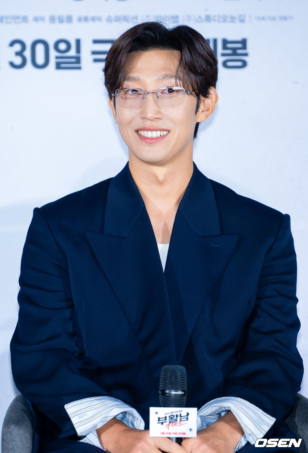 영화 ‘부활남: 더 레드’ 제작보고회가 26일 서울 롯데시네마 건대입구에서 열렸다.영화 ‘부활남: 더 레드’(백종열 감독)는 근거 없는 자신감이 유일한 스펙인 취준생 석환(구교환)이 죽은 뒤 72시간이면 부활하는 능력을 갖고 있다는 걸 알게 된 후 의문의 추격을 당하며 펼쳐지는 이야기를 그린다. 배우 강기영이 기자간담회에서 미소 짓고 있다. 2026.08.26 /rumi@osen.co.kr