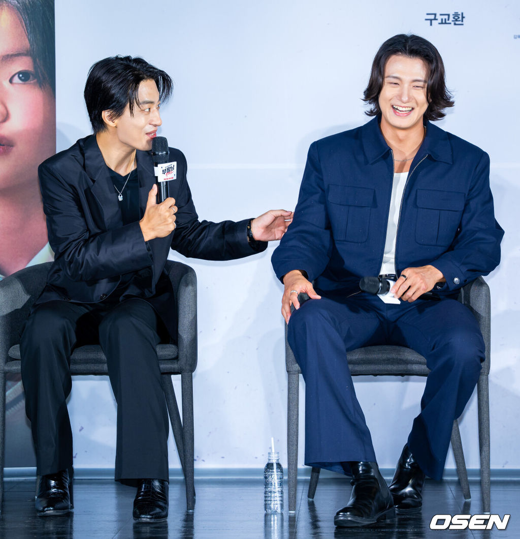 영화 ‘부활남: 더 레드’ 제작보고회가 26일 서울 롯데시네마 건대입구에서 열렸다.영화 ‘부활남: 더 레드’(백종열 감독)는 근거 없는 자신감이 유일한 스펙인 취준생 석환(구교환)이 죽은 뒤 72시간이면 부활하는 능력을 갖고 있다는 걸 알게 된 후 의문의 추격을 당하며 펼쳐지는 이야기를 그린다. 배우 구교환과 신승호가 기자간담회에서 얘기를 나누고 있다. 2026.08.26 /rumi@osen.co.kr