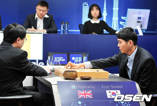10일 서울 포시즌스 호텔에서 진행된 이세돌(33) 9단과 구글 알파고(AlphaGo)의 '구글 딥마인드 챌린지 매치' 2국에서 이세돌 9단이 첫 수를 놓고 있다.흑돌을 잡은 이세돌 9단은 지난 9일 첫 대국 초반 상당히 위협적인 모습을 보였던 백돌 알파고에 결국 패했다. 30분 이상 생각할 여유가 있었지만 막판 몇차례 실수를 거듭하면서 위기를 내주고 말았다. 결국 이 9단은 28분 28초를 남겨두고 186수만에 돌을 던져 패배를 인정했다./ soul1014@osen.co.kr (사진=한국기원 제공)