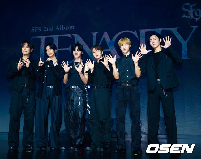 그룹 SF9(에스에프나인) 2nd Album ‘TENACITY(터내서티)’ 쇼케이스가 26일 서울 마포구 큐브컨벤션센터에서 열렸다.  앨범명은 '끈기와 집념'이라는 사전적 의미와 함께 데뷔 10주년(TEN)의 궤적을 엮어냈다. 지난 10년간의 음악적 서사와 향후 도약의 의지를 담은 신보다. 타이틀곡 '위드아웃 윙스(Without Wings)'는 '날개 없이도 스스로 비상한다'는 메시지를 녹여낸 곡이다  SF9 인성, 휘영, 영빈, 찬희, 다원, 재윤이 무대 위에서 포즈를 취하고 있다. 2026.08.26 /rumi@osen.co.kr