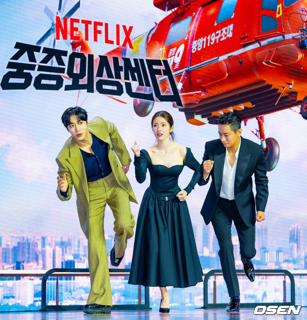 21일 오전 넷플릭스 시리즈 '중증외상센터' 제작발표회가 서울 강남구 삼성동 그랜드 인터컨티넨탈 서울 파르나스 그랜드볼룸에서 진행됐다.  '중증외상센터'는 전장을 누비던 천재 외과 전문의 백강혁(주지훈 분)이 유명무실한 중증외상팀을 심폐 소생하기 위해 부임하면서 벌어지는 통쾌한 이야기다.  24일 넷플릭스를 통해 전 세계에 공개된다.배우 추영우, 하영, 주지훈이 포토타임을 갖고 있다. 2025.01.21 / rumi@osen.co.kr