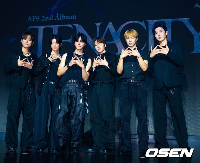 그룹 SF9(에스에프나인) 2nd Album ‘TENACITY(터내서티)’ 쇼케이스가 26일 서울 마포구 큐브컨벤션센터에서 열렸다.  앨범명은 '끈기와 집념'이라는 사전적 의미와 함께 데뷔 10주년(TEN)의 궤적을 엮어냈다. 지난 10년간의 음악적 서사와 향후 도약의 의지를 담은 신보다. 타이틀곡 '위드아웃 윙스(Without Wings)'는 '날개 없이도 스스로 비상한다'는 메시지를 녹여낸 곡이다  SF9 인성, 휘영, 영빈, 찬희, 다원, 재윤이 무대 위에서 포즈를 취하고 있다. 2026.08.26 /rumi@osen.co.kr