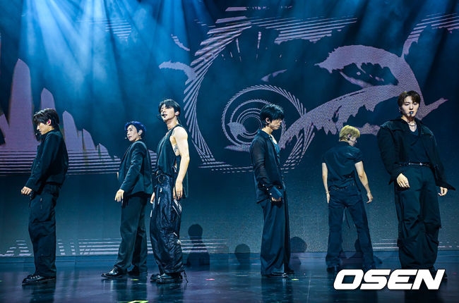 그룹 SF9(에스에프나인) 2nd Album ‘TENACITY(터내서티)’ 쇼케이스가 26일 서울 마포구 큐브컨벤션센터에서 열렸다.  앨범명은 '끈기와 집념'이라는 사전적 의미와 함께 데뷔 10주년(TEN)의 궤적을 엮어냈다. 지난 10년간의 음악적 서사와 향후 도약의 의지를 담은 신보다. 타이틀곡 '위드아웃 윙스(Without Wings)'는 '날개 없이도 스스로 비상한다'는 메시지를 녹여낸 곡이다  SF9 인성, 휘영, 영빈, 찬희, 다원, 재윤이 무대 위에서 포즈를 취하고 있다. 2026.08.26 /rumi@osen.co.kr