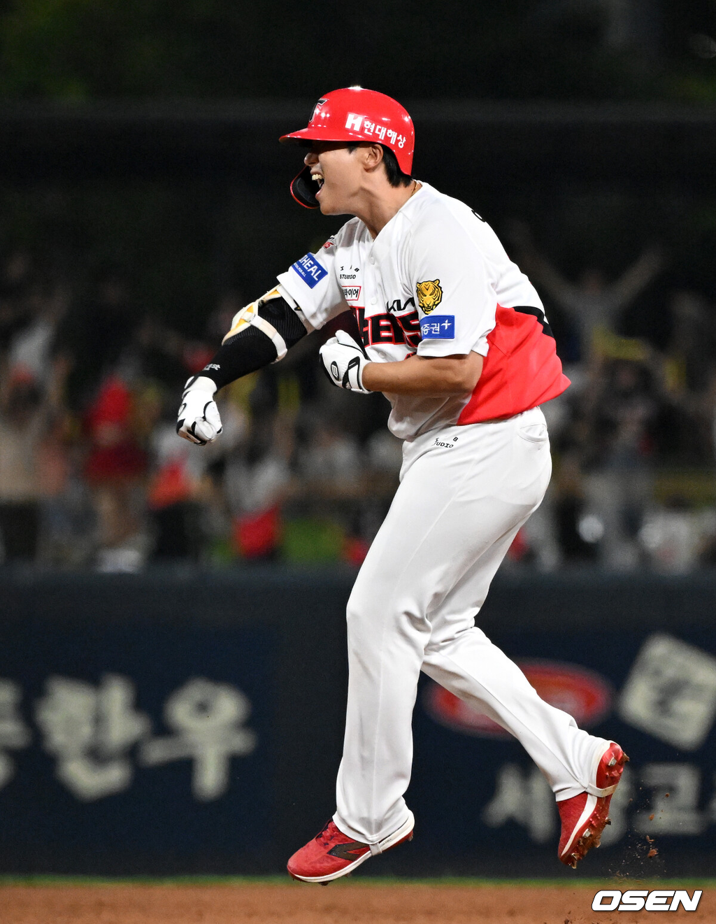 KIA 타이거즈가 역전 끝내기 만루홈런으로 기적의 승리를 따냈다.KIA는 25일 광주-기아 챔피언스필드에서 열린 2026 신한은행 SOL KBO리그 롯데 자이언츠와의 팀간 13차전을 8-5로 승리했다. 9회말 대타 이호연의 극적인 만루홈런이 터졌다. 지난 23일 키움전에서 9회말 역전 끝내기 만루홈런을 맞은 굴욕을 멋지게 극복했다. 9회말 2사 KIA 이호연이 만루에서 끝내기 홈런을 치고 환호하고 있다. 2026.08.25 /sunday@osen.co.kr