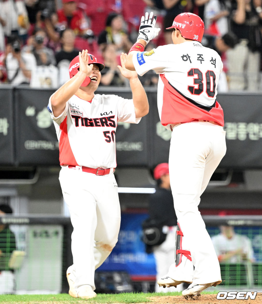 환한 미소로 홈런타자 맞이하는 박상준