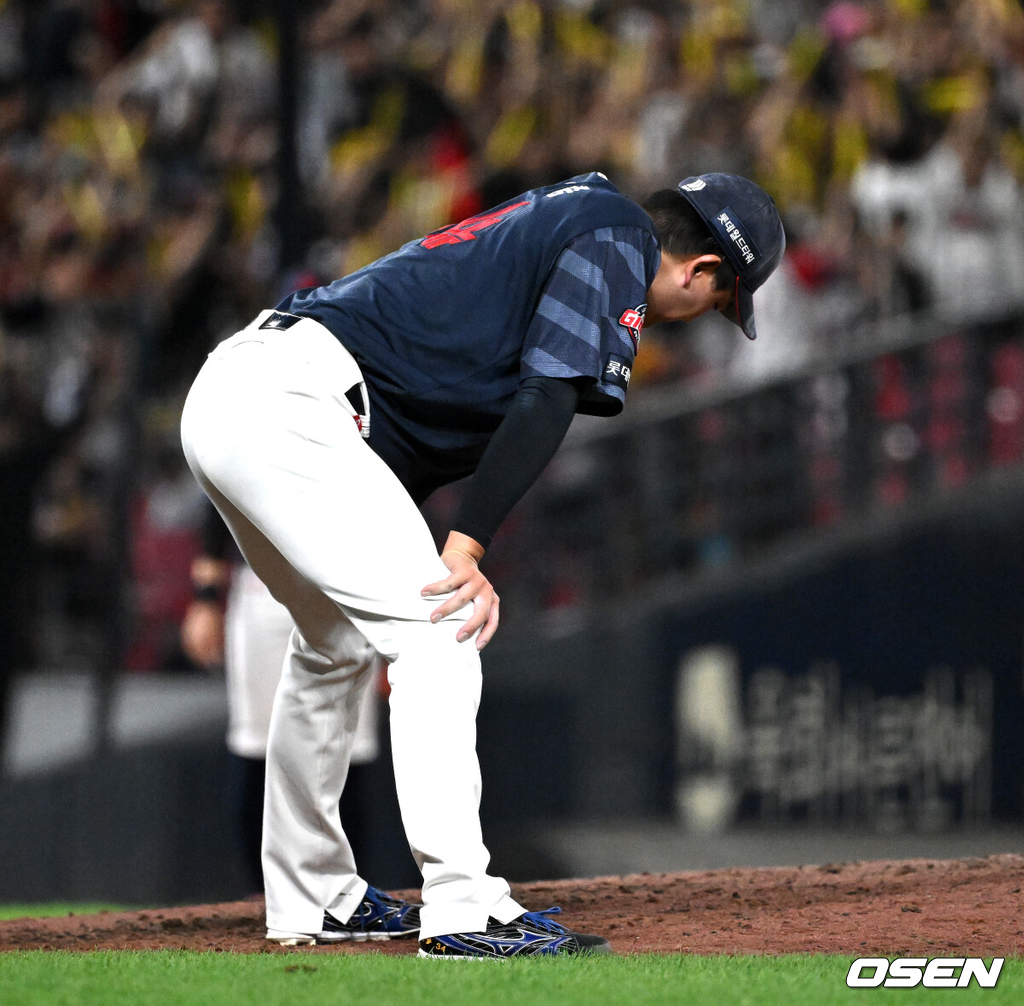 25일 광주-기아 챔피언스필드에서 2026 신한 SOL KBO리그 KIA 타이거즈와 롯데 자이언츠의 경기가 열렸다.이날 KIA는 시라카와, 롯데는 비슬리를 선발로 내세웠다.9회말 2사 만루에서 KIA 이호연에게 끝내기 만루 홈런을 허용한 롯데 김원중이 아쉬워하고 있다. 2026.08.25 /sunday@osen.co.kr
