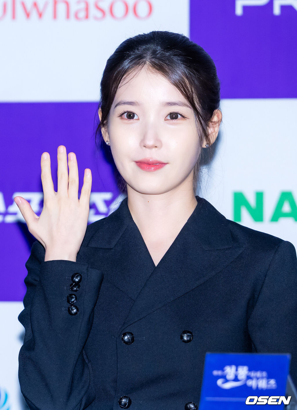 7일 서울 CGV 여의도에서 제5회 청룡시리즈어워즈 핸드프린팅 행사가 열렸다.이 자리에는 주지훈, 아이유, 이광수, 염혜란, 추영우, 김민하, 기안84, 이수지, 문상훈, 미미이 참석했다. 배우 아이유가 핸드프린팅을 들고 포즈를 취하고 있다. 2026.07.07 / rumi@osen.co.kr