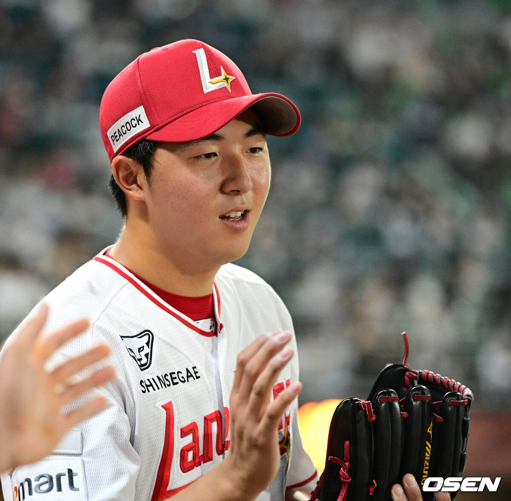 29일 인천SSG랜더스필드에서 2026 신한 SOL KBO리그 SSG 랜더스와 두산 베어스의 경기가 열렸다.SSG은 김민준, 두산은 최승용을 선발로 내세웠다.6회초 수비를 마친 SSG 김민준이 미소짓고 있다. 2026.07.29 / jpnews@osen.co.kr