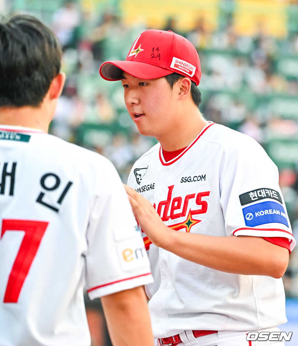 4일 인천 SSG랜더스필드에서 2026 신한 SOL KBO리그 SSG 랜더스와 LG 트윈스의 경기가 열렸다.이날 SSG는 김민준, LG는 웰스를 선발로 내세웠다.SSG 선발 김민준이 3회초를 마친 후 덕아웃으로 들어가며 하이파이브를 하고 있다. 2026.08.04 / rumi@osen.co.kr