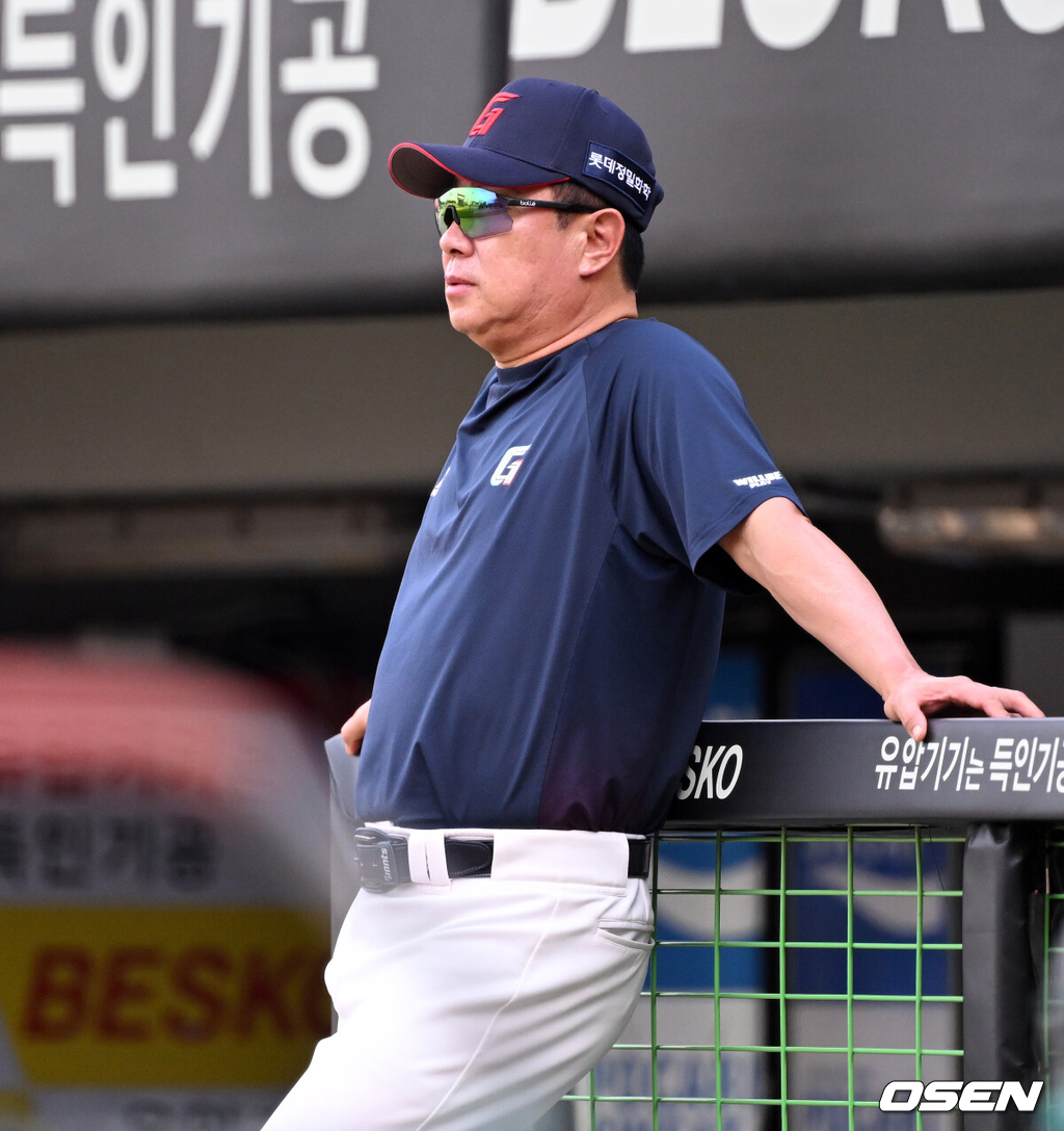 26일 광주-기아 챔피언스필드에서 2026 신한 SOL KBO리그 KIA 타이거즈와 롯데 자이언츠의 경기가 열렸다.이날 KIA는 황동하, 롯데는 로드리게스를 선발로 내세웠다.경기에 앞서 롯데 김태형 감독이 훈련 중인 선수들을 바라보고 있다. 2026.08.26 /sunday@osen.co.kr