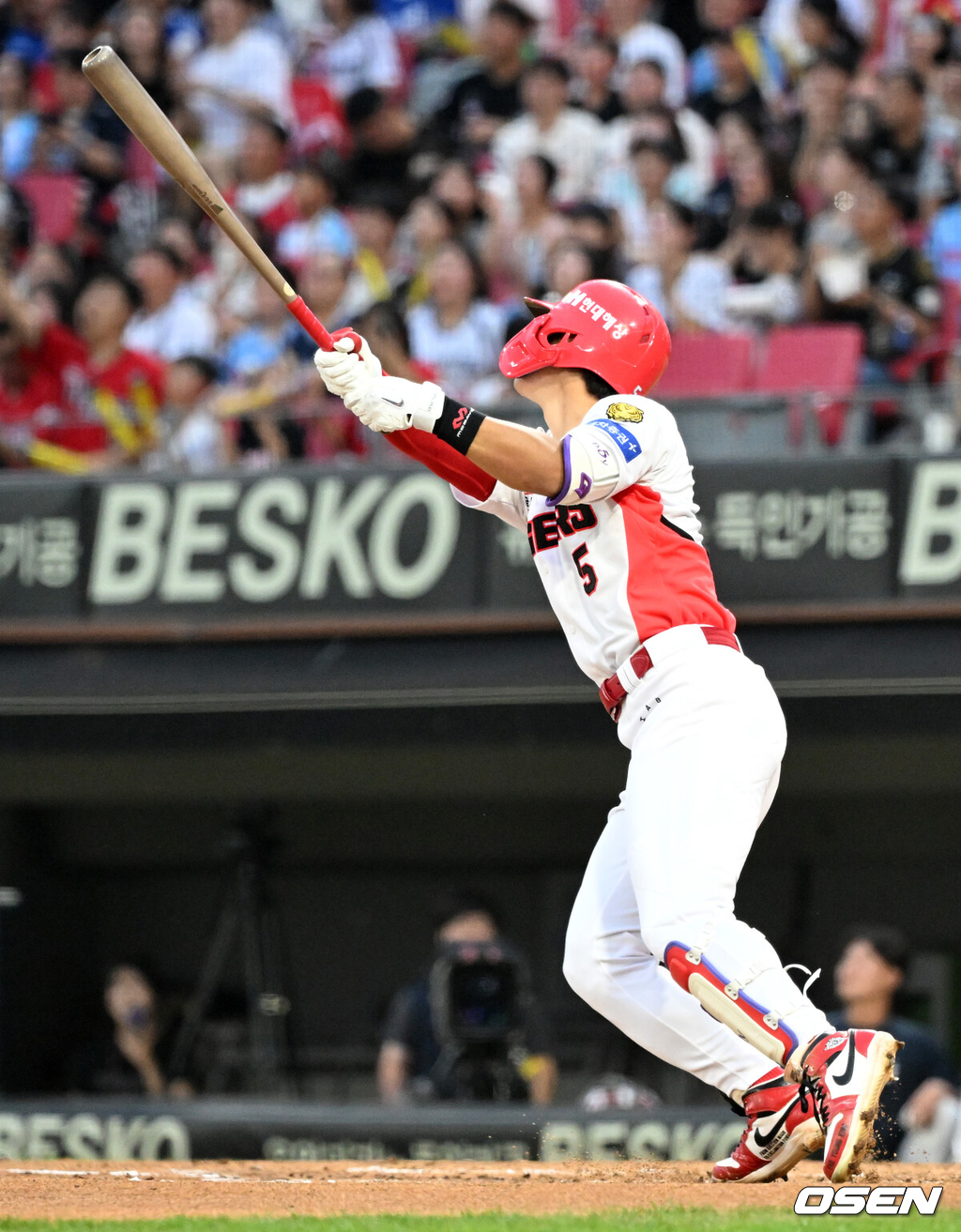 26일 광주-기아 챔피언스필드에서 2026 신한 SOL KBO리그 KIA 타이거즈와 롯데 자이언츠의 경기가 열렸다.이날 KIA는 황동하, 롯데는 로드리게스를 선발로 내세웠다.1회말 무사 1,2루에서 KIA 김도영이 우월 스리런 홈런을 치고 있다. 2026.08.26 /sunday@osen.co.kr