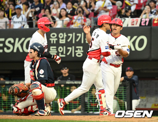 26일 광주-기아 챔피언스필드에서 2026 신한 SOL KBO리그 KIA 타이거즈와 롯데 자이언츠의 경기가 열렸다.이날 KIA는 황동하, 롯데는 로드리게스를 선발로 내세웠다.1회말 무사 1,2루에서 KIA 김도영이 우월 스리런 홈런을 치고 홈에서 환호하고 있다. 2026.08.26 /sunday@osen.co.kr