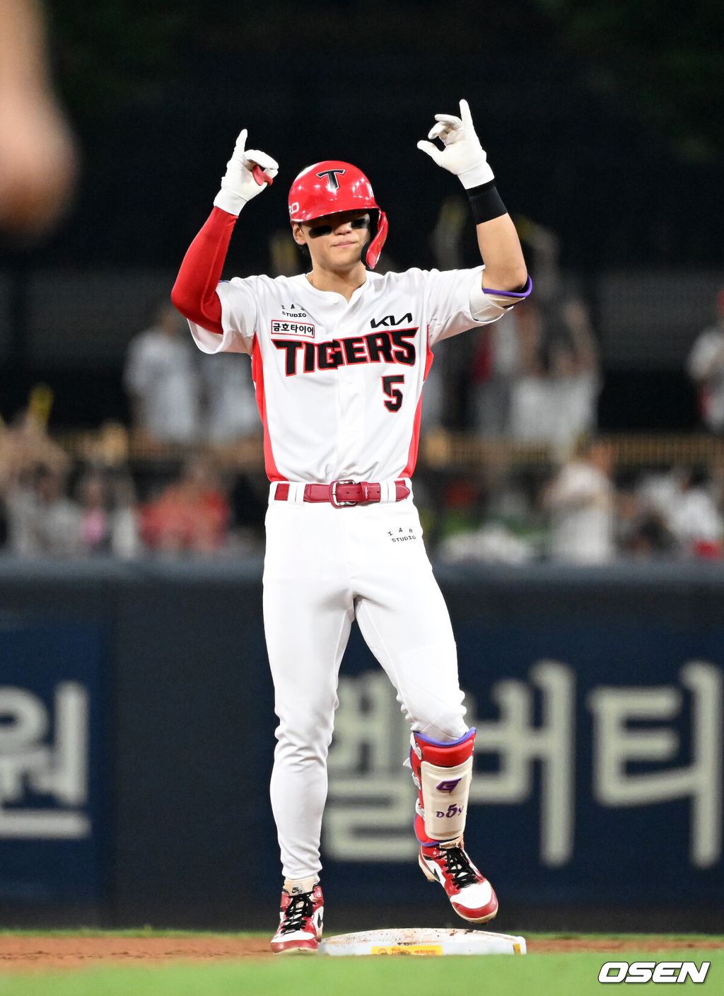 26일 광주-기아 챔피언스필드에서 2026 신한 SOL KBO리그 KIA 타이거즈와 롯데 자이언츠의 경기가 열렸다.이날 KIA는 황동하, 롯데는 로드리게스를 선발로 내세웠다.3회말 1사 1루에서 KIA 김도영이 좌중간 적시 2루타를 치고 환호하고 있다. 2026.08.26 /sunday@osen.co.kr