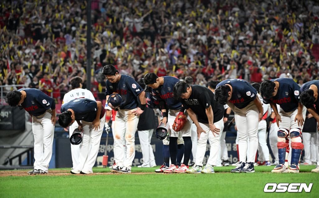KIA 타이거즈가 역전 끝내기 만루홈런으로 기적의 승리를 따냈다.KIA는 25일 광주-기아 챔피언스필드에서 열린 2026 신한은행 SOL KBO리그 롯데 자이언츠와의 팀간 13차전을 8-5로 승리했다. 9회말 대타 이호연의 극적인 만루홈런이 터졌다. 지난 23일 키움전에서 9회말 역전 끝내기 만루홈런을 맞은 굴욕을 멋지게 극복했다. 경기 종료 후 롯데 선수들이 관중석을 향해 인사를 하고 있다. 2026.08.25 /sunday@osen.co.kr