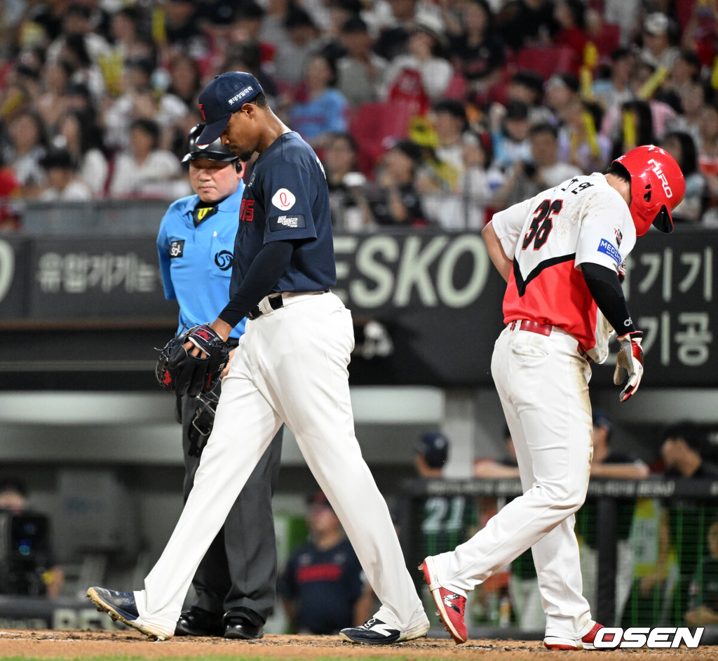 26일 광주-기아 챔피언스필드에서 2026 신한 SOL KBO리그 KIA 타이거즈와 롯데 자이언츠의 경기가 열렸다.이날 KIA는 황동하, 롯데는 로드리게스를 선발로 내세웠다.3회말 1사 1루에서 KIA 김도영에게 좌중간 적시 2루타를 허용한 롯데 로드리게스가 아쉬워하고 있다. 2026.08.26 /sunday@osen.co.kr작성일 2026-08-26 19:41:03