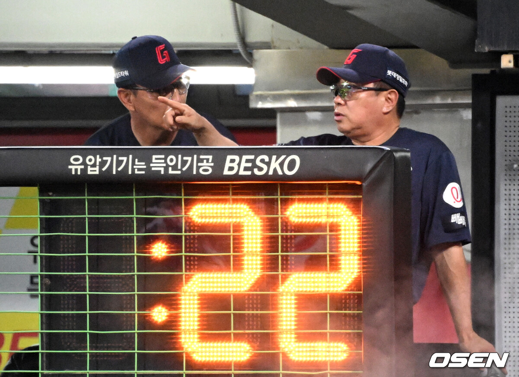 26일 광주-기아 챔피언스필드에서 2026 신한 SOL KBO리그 KIA 타이거즈와 롯데 자이언츠의 경기가 열렸다.이날 KIA는 황동하, 롯데는 로드리게스를 선발로 내세웠다.롯데 김태형 감독이 강석천 코치와 이야기를 나누고 있다. 2026.08.26 /sunday@osen.co.kr