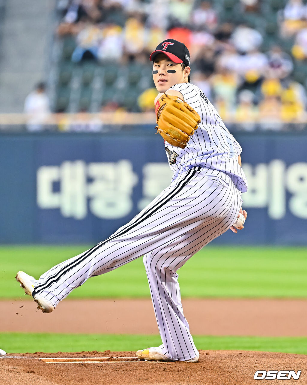 26일 서울 잠실야구장에서 ‘2026 신한 SOL Bank KBO리그’ LG 트윈스와 NC 다이노스의 경기가 열렸다.이날 LG는 임찬규를, NC는 구창모를 선발로 내세웠다.1회초 LG 선발투수 임찬규가 역투하고 있다.    2026.08.26 / soul1014@osen.co.kr
