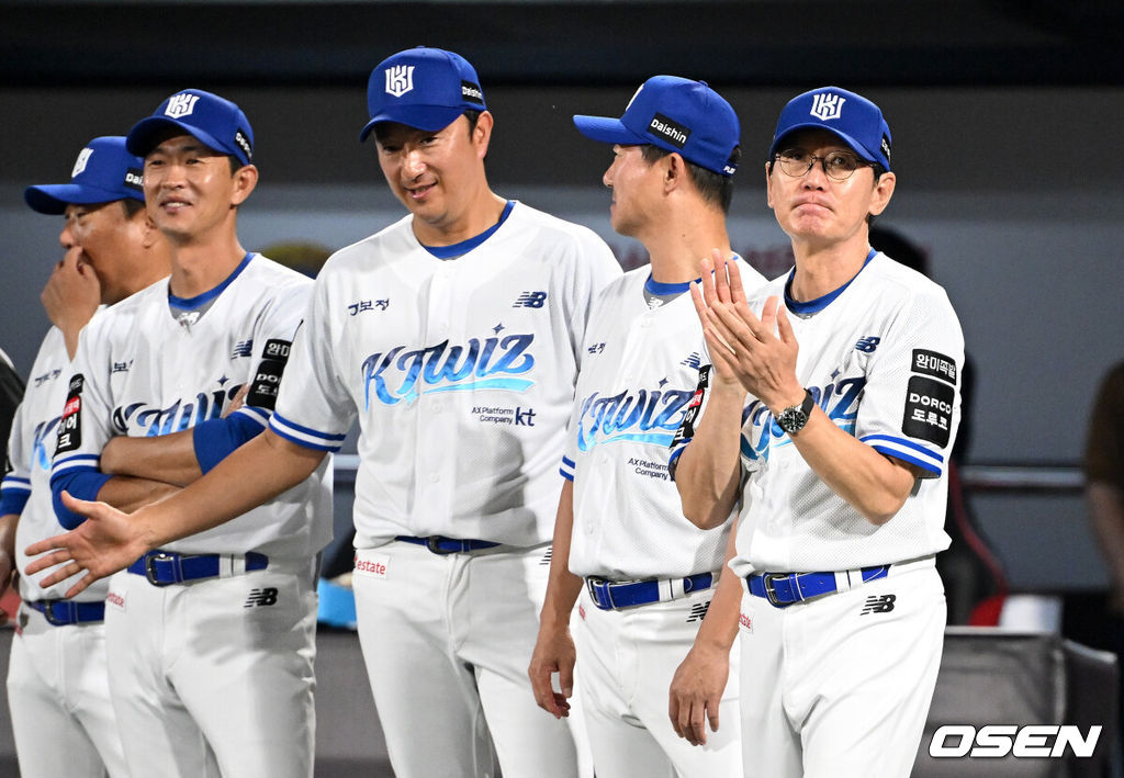 16일 수원 KT위즈파크에서 ‘2026 신한 SOL Bank KBO리그’ KT 위즈와 키움 히어로즈의 경기가 열렸다.KT는 키움에 6-2로 승리했다.경기 종료 후 KT 이강철 감독이 선수단과 승리의 기쁨을 나누고 있다. 2026.08.16 /sunday@osen.co.kr