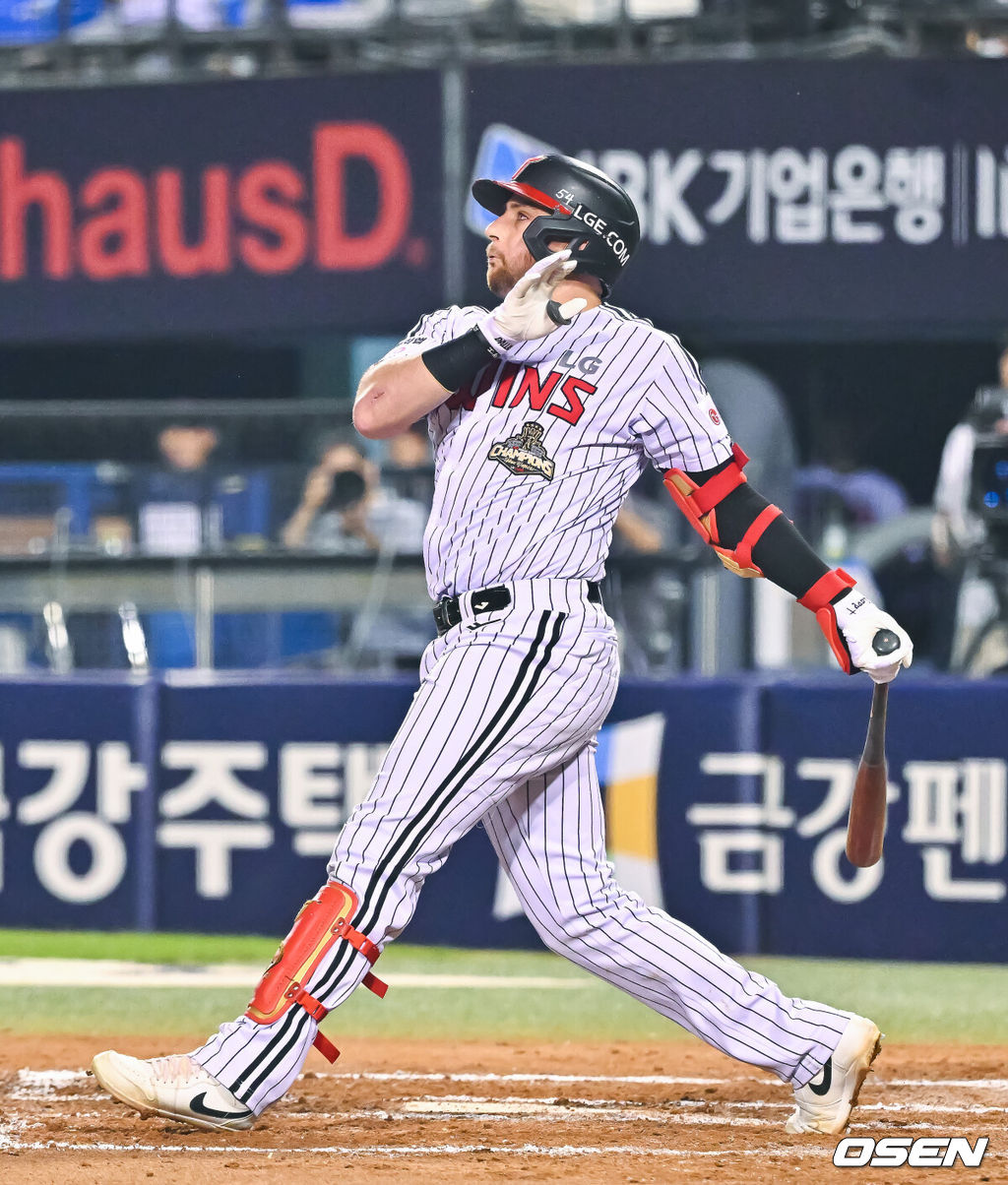 26일 서울 잠실야구장에서 ‘2026 신한 SOL Bank KBO리그’ LG 트윈스와 NC 다이노스의 경기가 열렸다.이날 LG는 임찬규를, NC는 구창모를 선발로 내세웠다.7회말 1사 1,2루 LG 오스틴이 2점 홈런을 날리고 있다.     2026.08.26 / soul1014@osen.co.kr