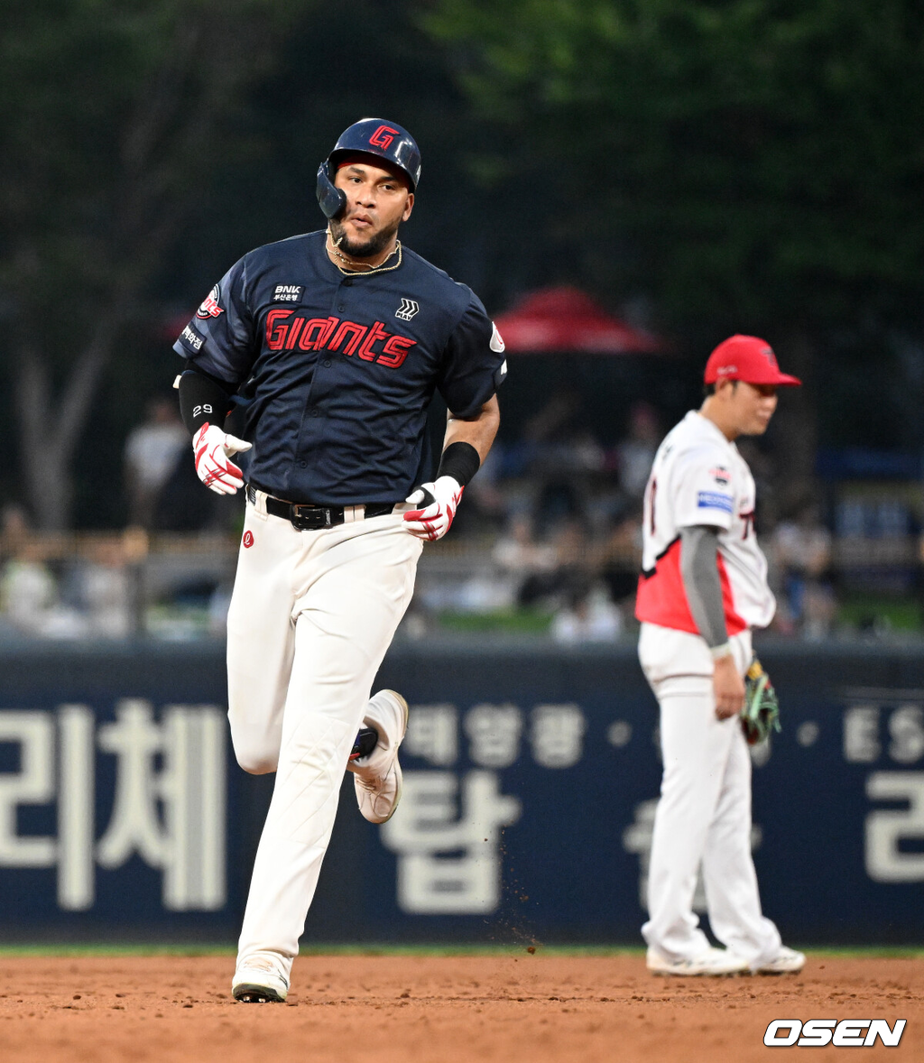 26일 광주-기아 챔피언스필드에서 2026 신한 SOL KBO리그 KIA 타이거즈와 롯데 자이언츠의 경기가 열렸다.이날 KIA는 황동하, 롯데는 로드리게스를 선발로 내세웠다.3회초 2사 1루에서 롯데 레이예스가 우월 투런 홈런을 치고 그라운드를 달리고 있다. 2026.08.26 /sunday@osen.co.kr