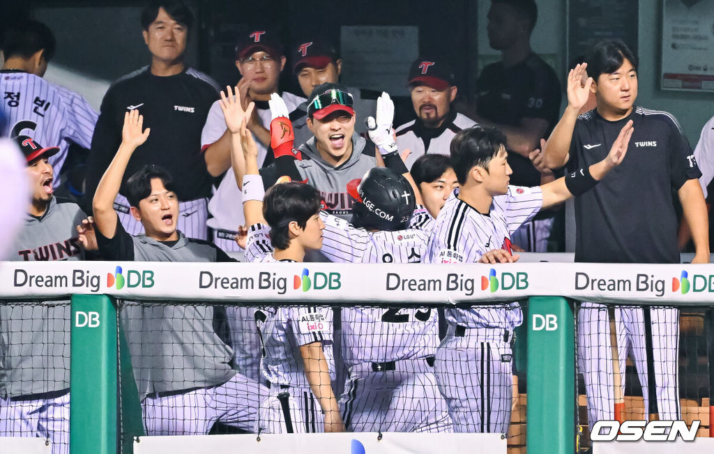 26일 서울 잠실야구장에서 ‘2026 신한 SOL Bank KBO리그’ LG 트윈스와 NC 다이노스의 경기가 열렸다.이날 LG는 임찬규를, NC는 구창모를 선발로 내세웠다.7회말 1사 1,2루 LG 오스틴이 3점 홈런을 날리고 동료들의 축하를 받고 있다.     2026.08.26 / soul1014@osen.co.kr