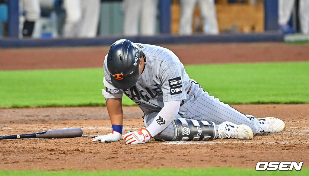 4일 대구삼성라이온즈파크에서 2026 신한 SOL KBO 리그 삼성 라이온즈와 한화 이글스의 경기가 열렸다. 홈팀 삼성은 양창섭이, 방문팀 한화는 왕옌청이 선발 출전했다. 한화 이글스 강백호가 4회초 2사 3루 헛 스윙 삼진 아웃당하고 아쉬운 듯 타석에 쓰러져 있다. 2026.08.04 / foto0307@osen.co.kr