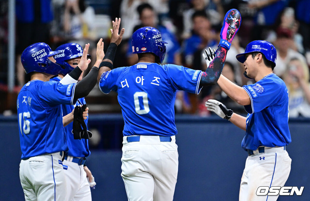 26일 서울 고척스카이돔에서 ‘2026 신한 SOL Bank KBO리그’ 키움 히어로즈와 삼성 라이온즈의 경기가 열렸다.홈팀 키움은 박준현, 방문팀 삼성은 최원태를 선발로 내세웠다.5회초 무사 만루 상황 삼성 김영웅이 달아나는 우중간 만루 홈런을 날리고 홈을 밟은 뒤 최형우-류지혁-디아즈와 인사를 나누고 있다. 2026.08.26 / dreamer@osen.co.kr