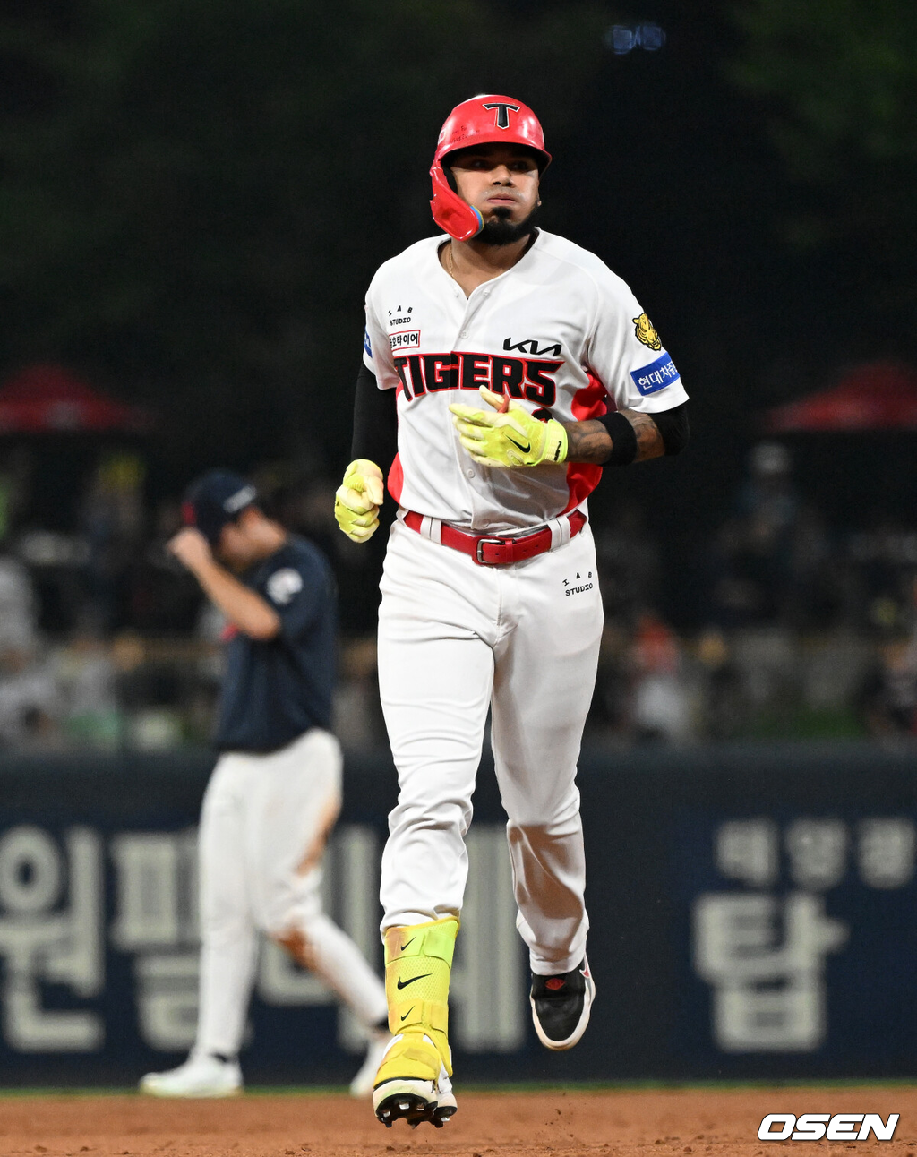 26일 광주-기아 챔피언스필드에서 2026 신한 SOL KBO리그 KIA 타이거즈와 롯데 자이언츠의 경기가 열렸다.이날 KIA는 황동하, 롯데는 로드리게스를 선발로 내세웠다.7회말 1사 만루에서 KIA 카스트로가 만루 홈런을 치고 그라운드를 달리고 있다. 2026.08.26 /sunday@osen.co.kr