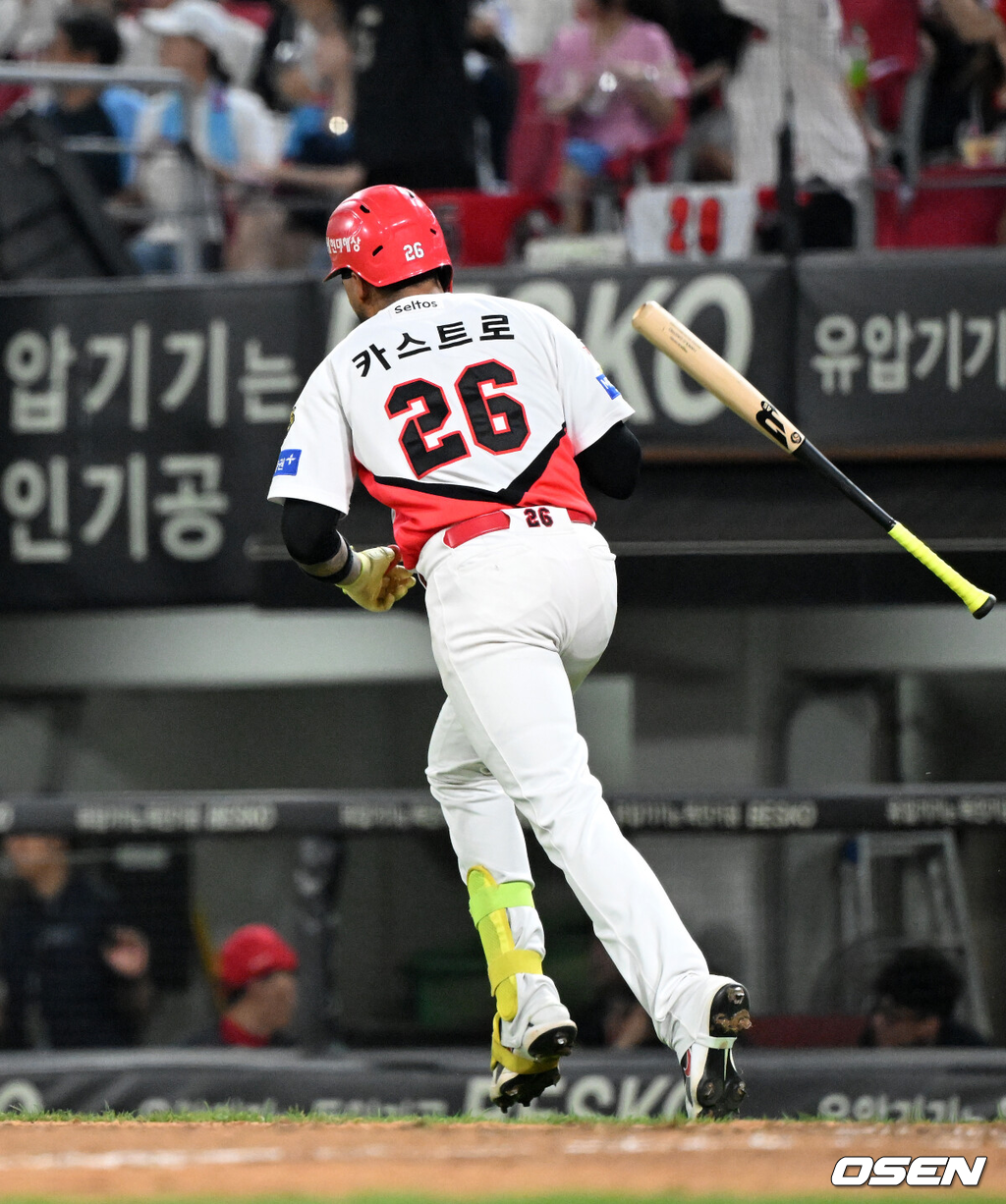 26일 광주-기아 챔피언스필드에서 2026 신한 SOL KBO리그 KIA 타이거즈와 롯데 자이언츠의 경기가 열렸다.이날 KIA는 황동하, 롯데는 로드리게스를 선발로 내세웠다.7회말 1사 만루에서 KIA 카스트로가 만루 홈런을 치고 있다. 2026.08.26 /sunday@osen.co.kr