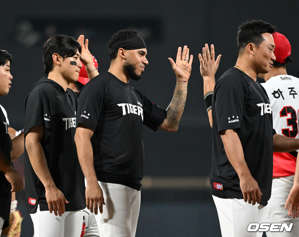 KIA 타이거즈가 화끈한 화력을 앞세워 2연승을 달렸다. 26일 광주-기아 챔피언스필드에서 열린 2026 신한은행 SOL KBO리그 롯데 자이언츠와의 팀간 14차전을 16-11로 이겼다. 김도영이 시즌 39호 스리런포함 4타점을 올렸고 카스트로는 투런홈런과 만루홈런을 터트렸다.13안타 10사사구를 효율적으로 묶어 대량득점을했다. 전날 9회말 역전승의 기세가 이어졌다. 롯데는 20안타(2볼넷)를 치고도 3연패에 빠졌다. 경기 종료 후 KIA 김도영, 카스트로가 승리의 기쁨을 나누고 있다. 2026.08.26 /sunday@osen.co.kr